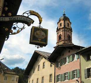 Firmenschilder mit Stadtansicht