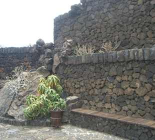 Mauer aus Lavagestein