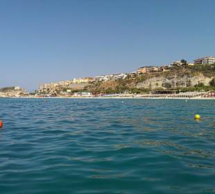 Blick vom Tretboot am Strand auf Tropea