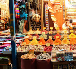 Farbenfroher Gewürzbasar