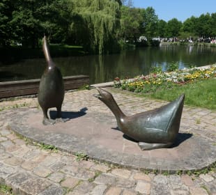 Die Skulptur Gans und Ganter im Cuxhavener Kurpark