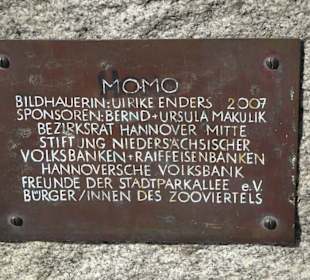 Inschrift am Sockel des Momo-Denkmals