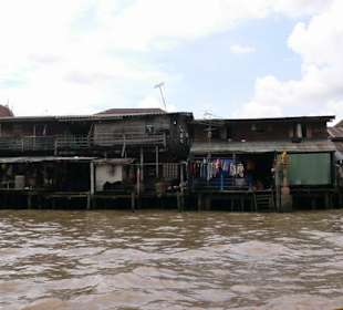 Wohngebäude am Wasser