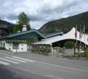 Im Sommer mit schöner Terrasse und Zelt