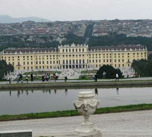 Palast vo oben , dahinter Wien...