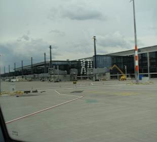 Fahrgastbrücken am Mainpier