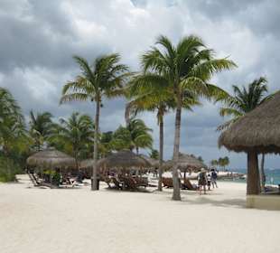 Strand mit Blick auf das Restaurant