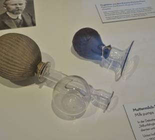 Historische Milchpumpen im Museum