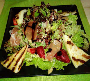 Salat mit Erdbeeren und Käse