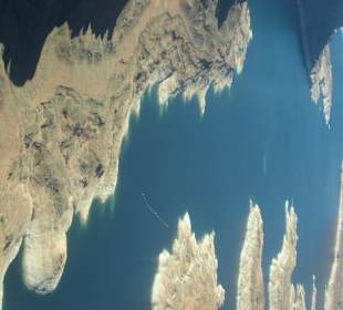 Blick vom Flugzeug auf den Stausee