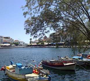 Blick auf den Süßwassersee in Agios Nikolaos