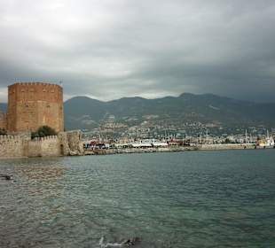 Hafen mit Rotem Turm