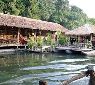 Vorbei an zahlreichen Rafts zum Wasserfall