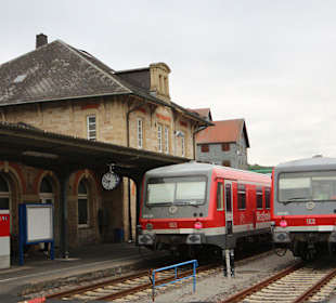Bahnhofsgebäude mit Züge