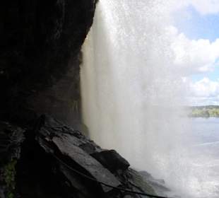 Durch den Wasserfall