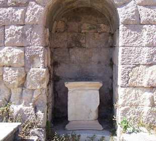 Nische mit Stein-Tisch