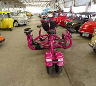 In der Haupthalle des Jesada Fahrzeug Museums