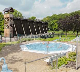 12%-Becken mit Gradierwerk im Hintergrund