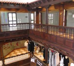 Das kleine Einkaufszentrum an der Plaza del Charco