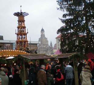 Dresdner Striezelmarkt mit Pyramide