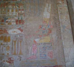 Viele Wände mit Hieroglyphen verziert