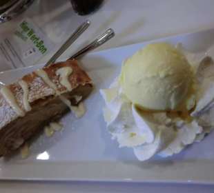 Apfelstrudel mit Eis 