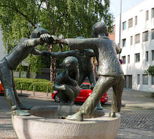 Das Mädchen müsste mal zur Toilette