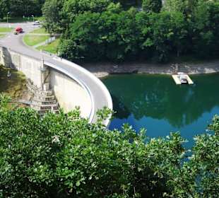 Staumauer der Talsperre von oben gesehen