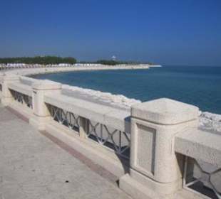 Die Corniche am Golf mit Khobar Tower in der Ferne