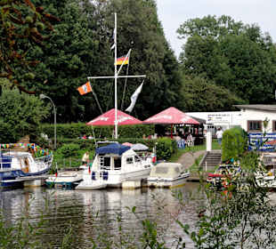 Blick auf die Boote der Wassersportvereine