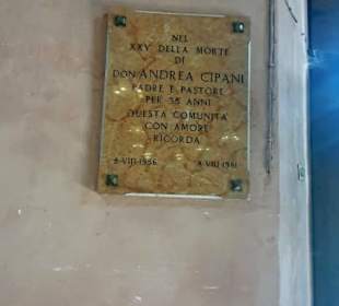 Tafeln an den Wände