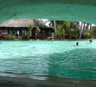 Pool mit Wasserfall