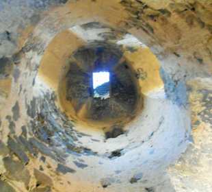 Blick in den Bergfriedturm von unten ohne Treppe