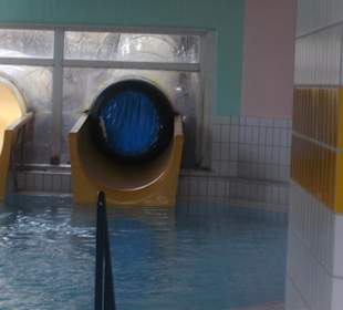 Rutschbahn - leider eine gesperrt!