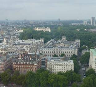 Das helle Gebäude im Hintergrund d. Backham Palast