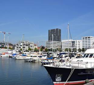 Ein paar Meter weiter, ist der Yachthafen.