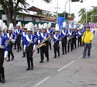 Eine Musikkapelle führt die Parade an