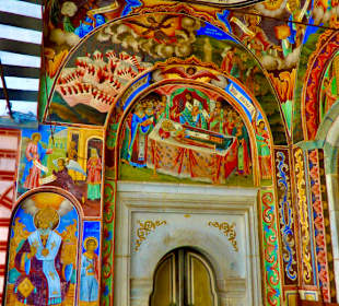 Fresken im Kirchenvorhof