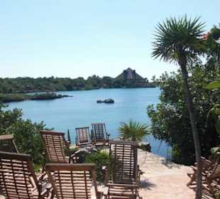 Lagune mit Blick auf das Restaurant