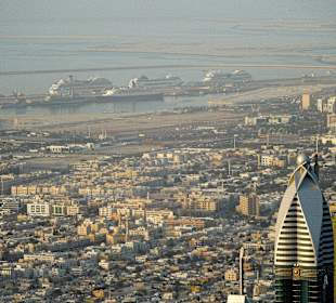 Blick vom Burj Khalifa auf den Hafen
