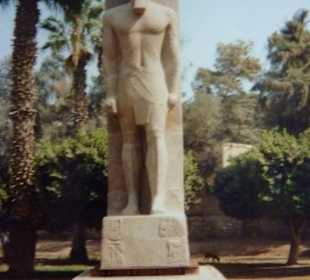 Kolossal Statue von Ramses in Memphis