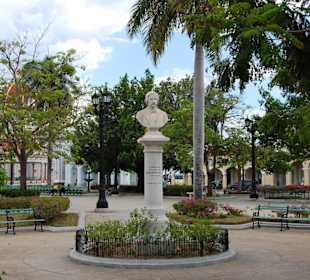 Eine der vielen Statuen im Park
