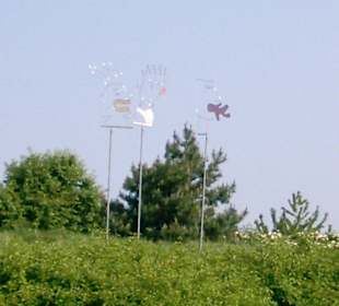 Figuren am Rande des Parks