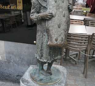 Das Printenmädchen vor dem Café Van den Daele