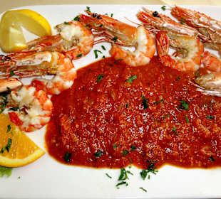Gebratene Scampis mit würziger Tomatensauce