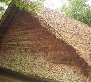 Das Dach eines Erdhauses mit Laub gedeckt.