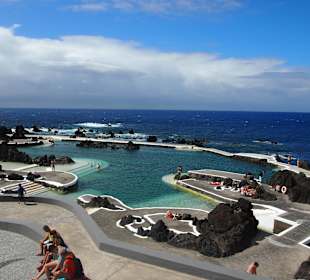 In Porto Moniz baden, ganz im Nordwesten der Insel
