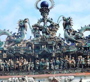 Bemalte Figuren über dem Eingang