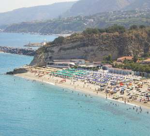 Strand von Tropea zum Hafen hin