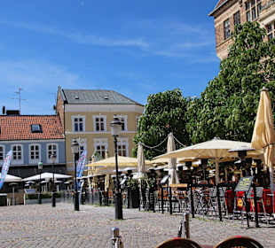 Lilla Torg, Restaurant umsäumt 